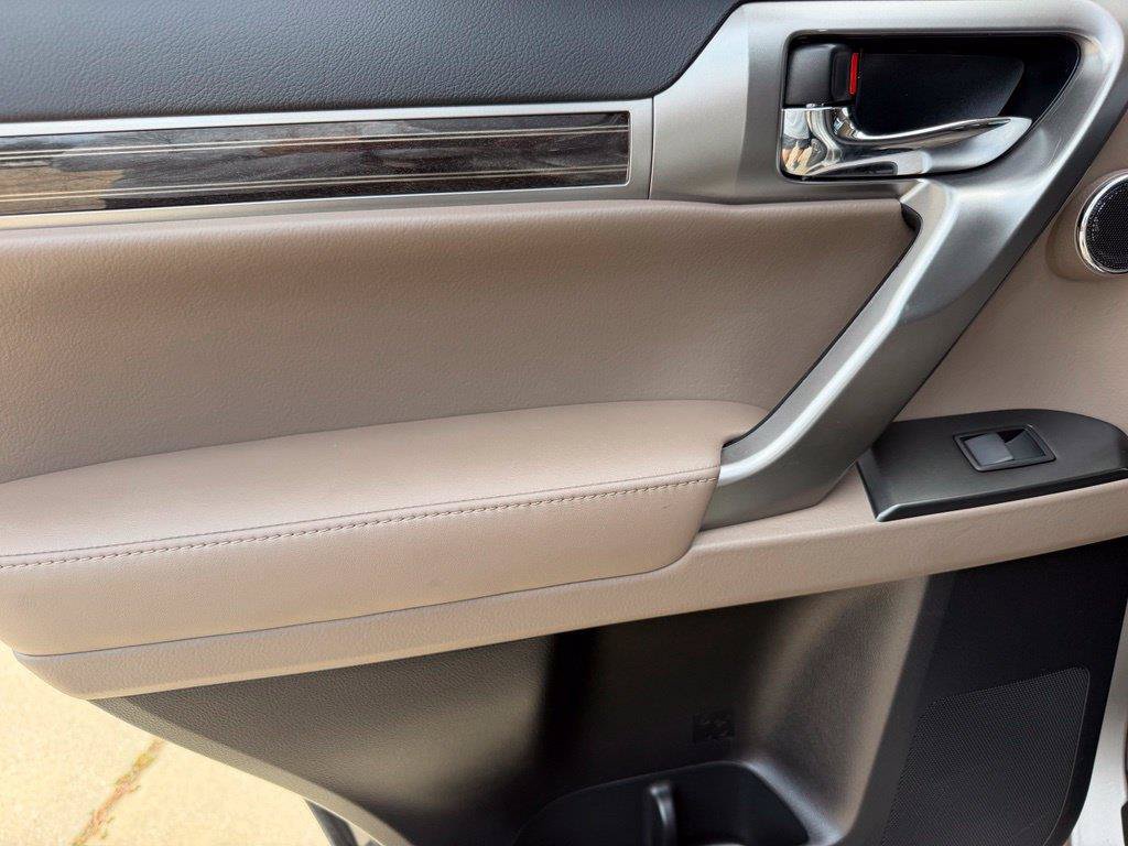 Used 2023 Lexus GX 460 Premium w/ Accessory Package AWD/4WD image 12