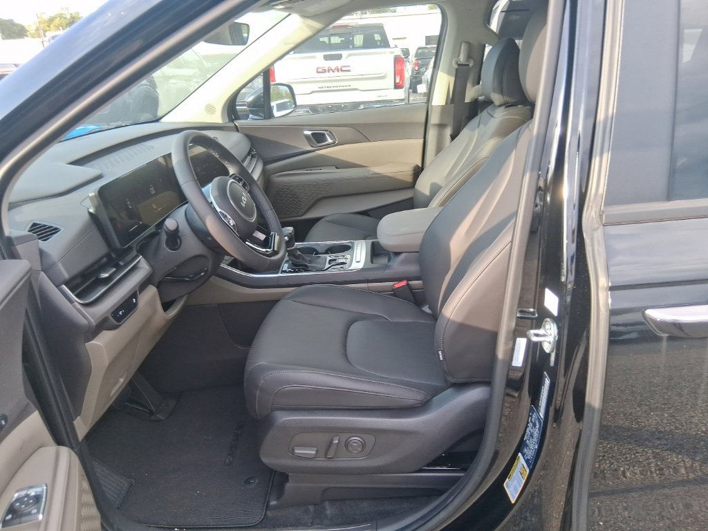 Certified 2026 Kia Carnival EX FWD image 10
