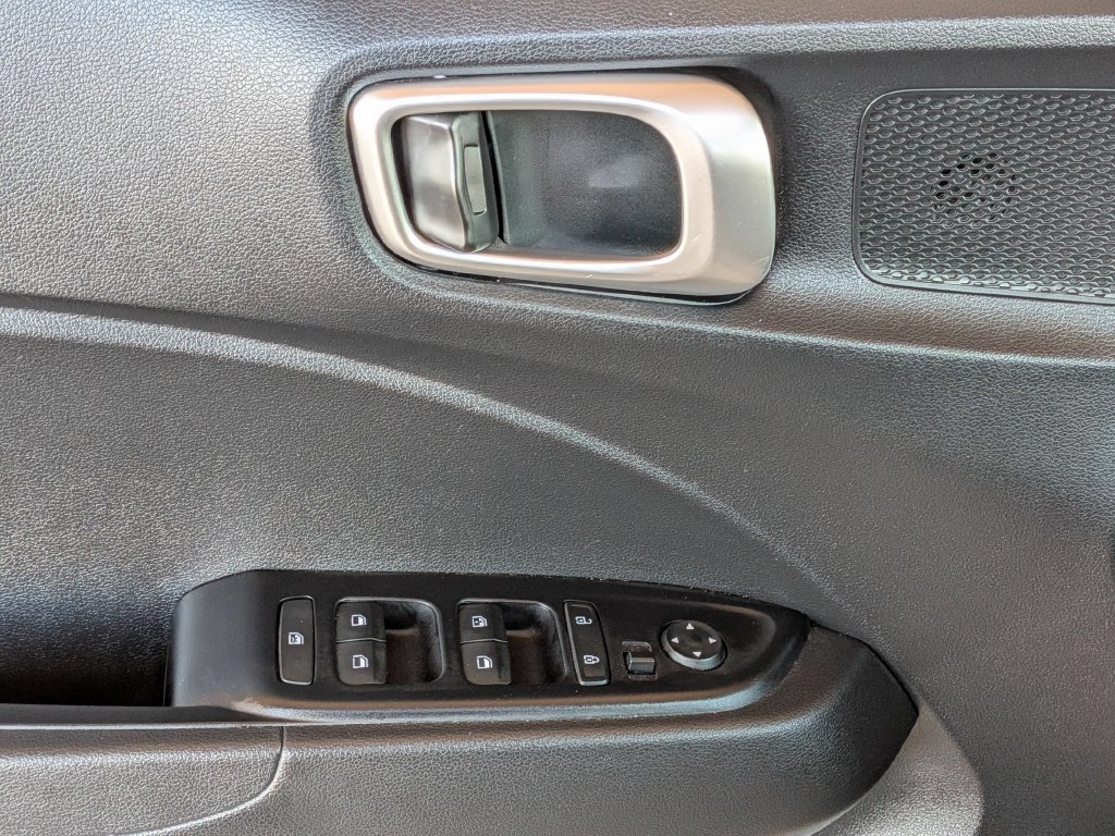 Used 2025 Hyundai Venue SEL FWD image 10