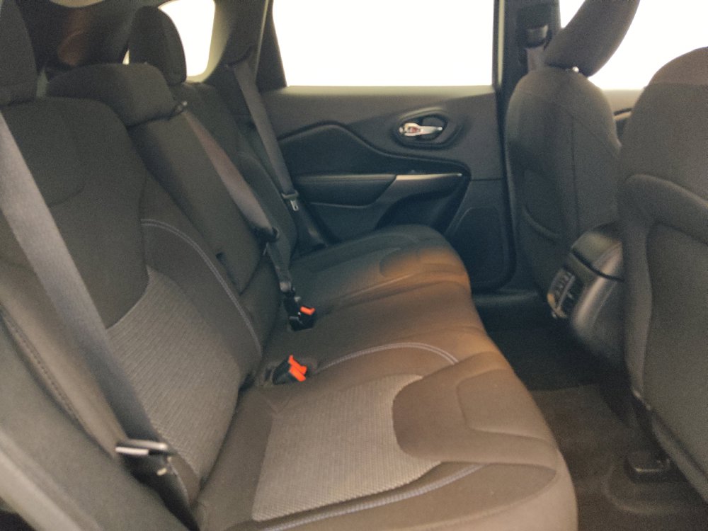 Used 2020 Jeep Cherokee Latitude FWD image 19