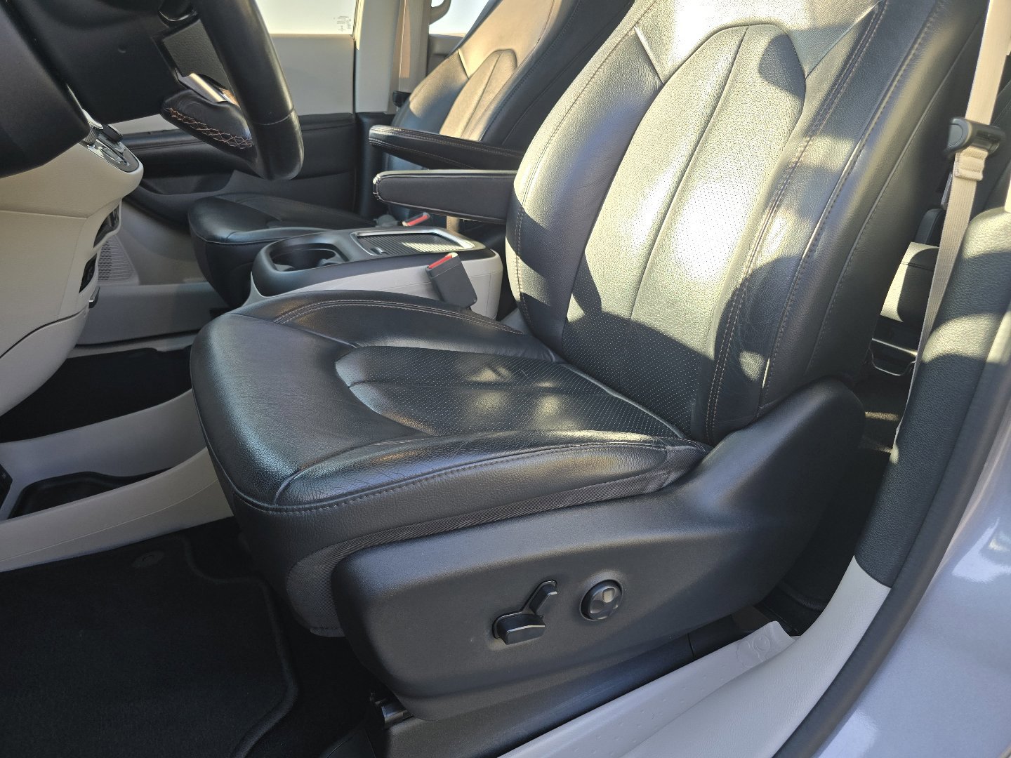 Used 2019 Chrysler Pacifica Touring-L Plus w/ Advanced Safetytec Group image 34