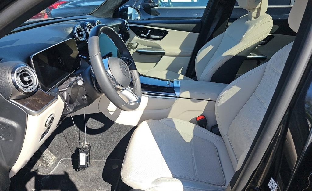 Used 2025 Mercedes-Benz GLC 300 4MATIC image 8