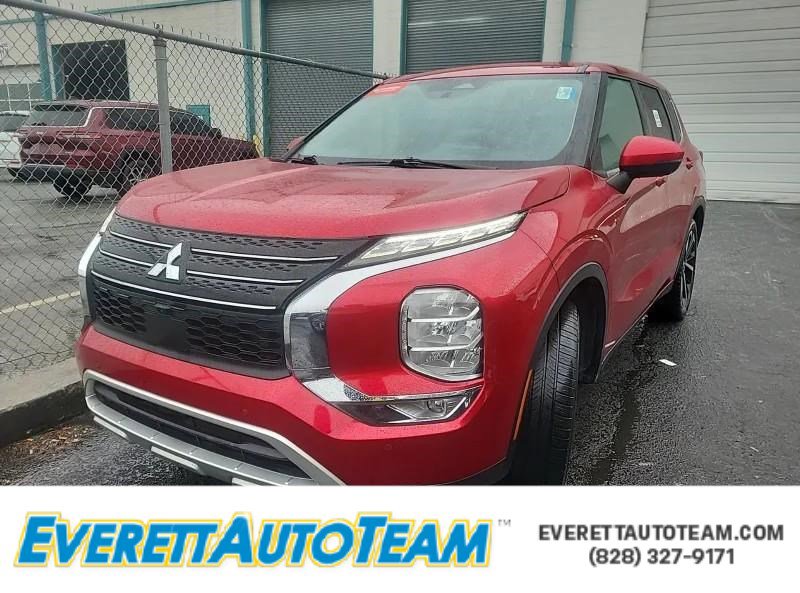 Used 2023 Mitsubishi Outlander SE image 1