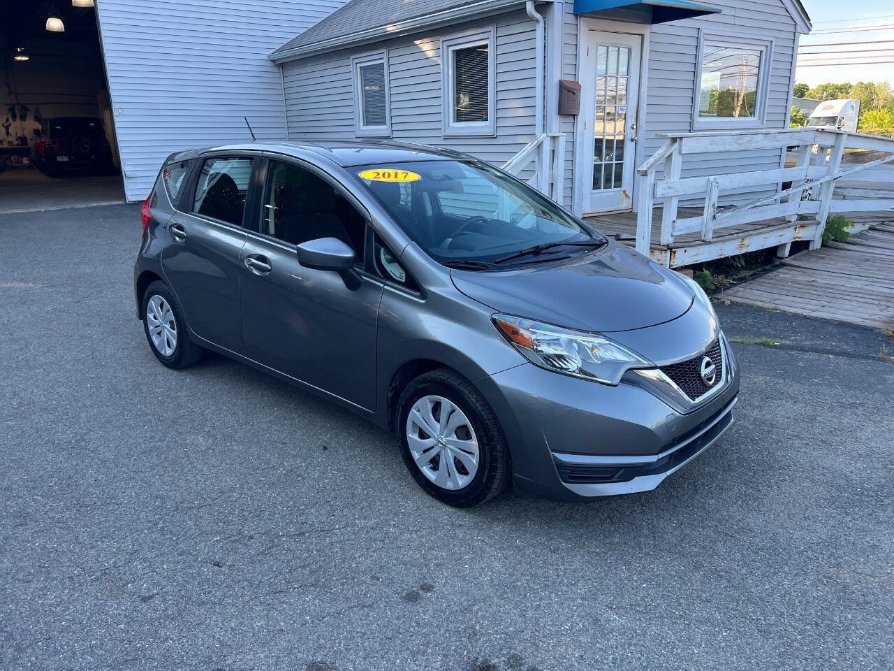 Used 2017 Nissan Versa Note SV FWD image 3