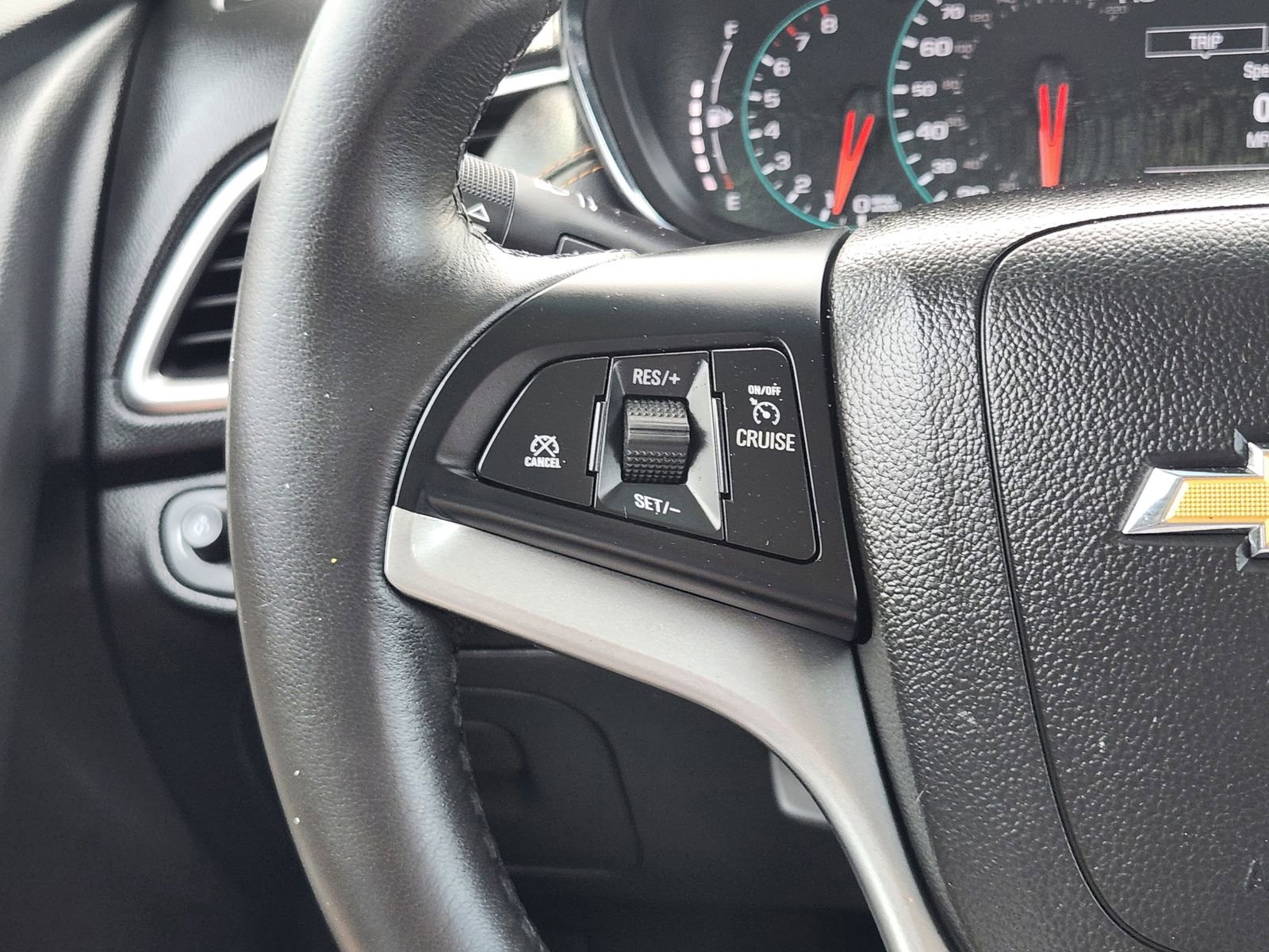 Used 2021 Chevrolet Trax LT w/ LT Convenience Package FWD image 31