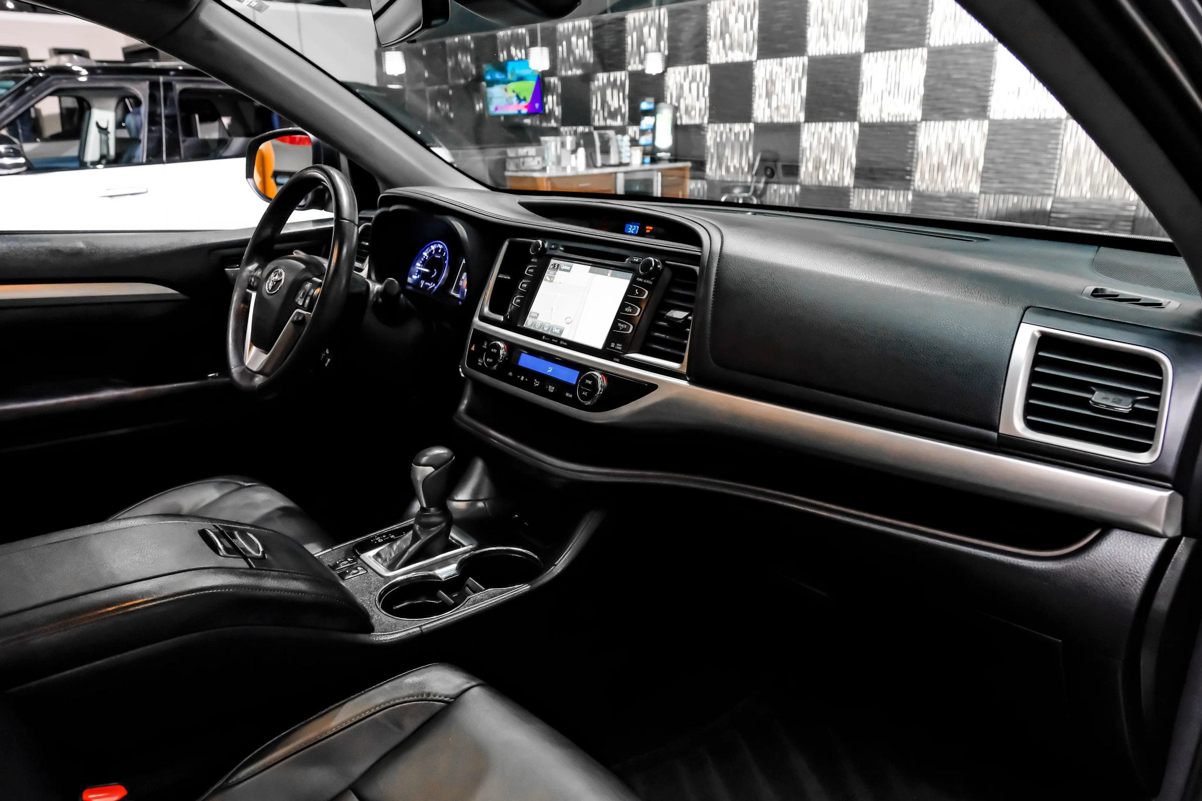 Used 2018 Toyota Highlander XLE FWD image 15