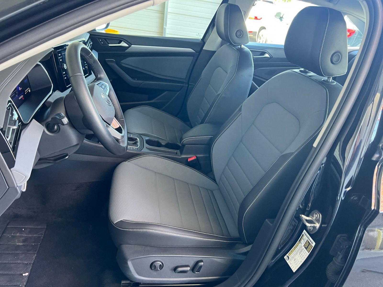 Used 2025 Volkswagen Jetta SE image 25