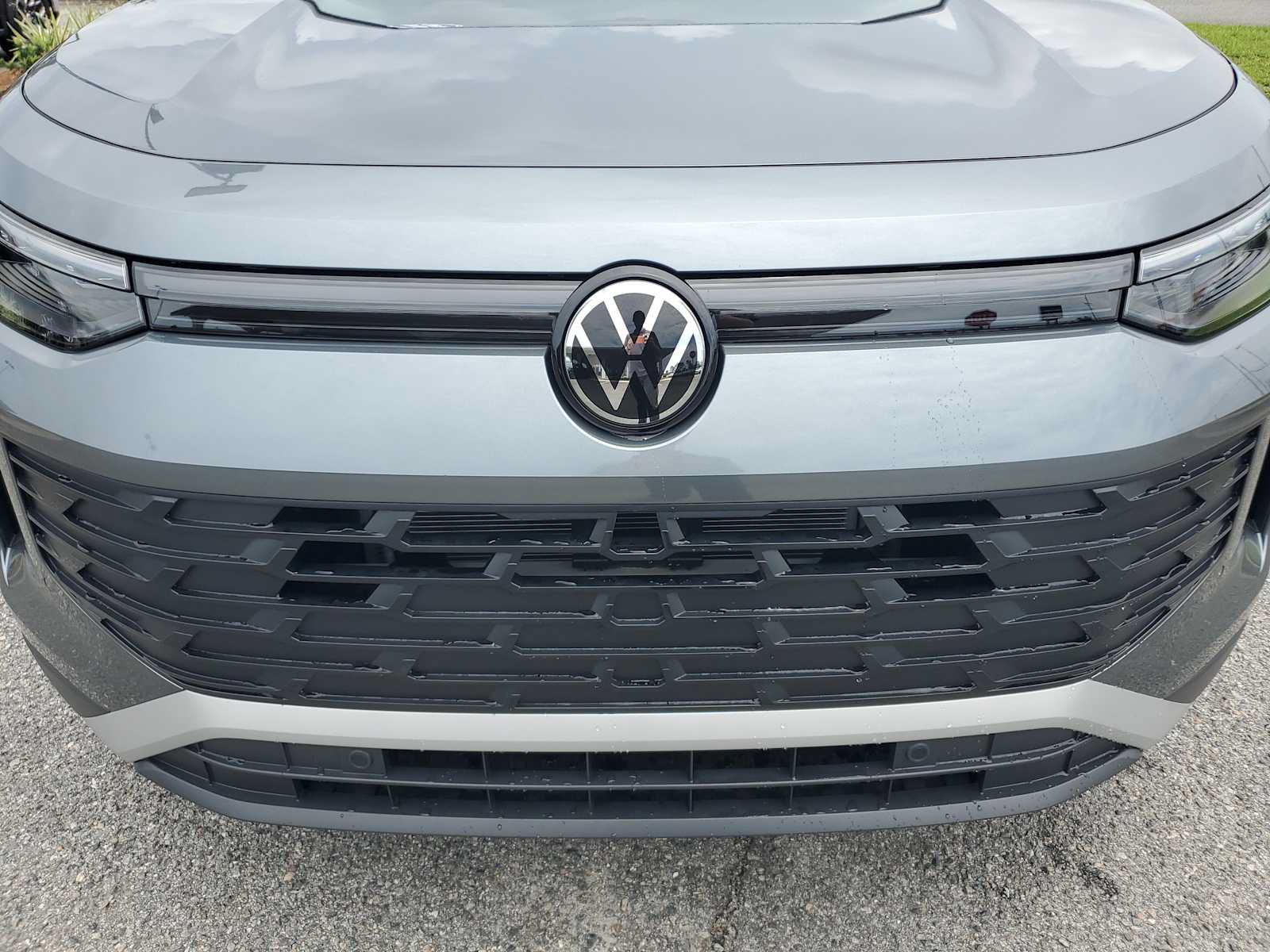 Used 2025 Volkswagen Tiguan SE FWD image 18
