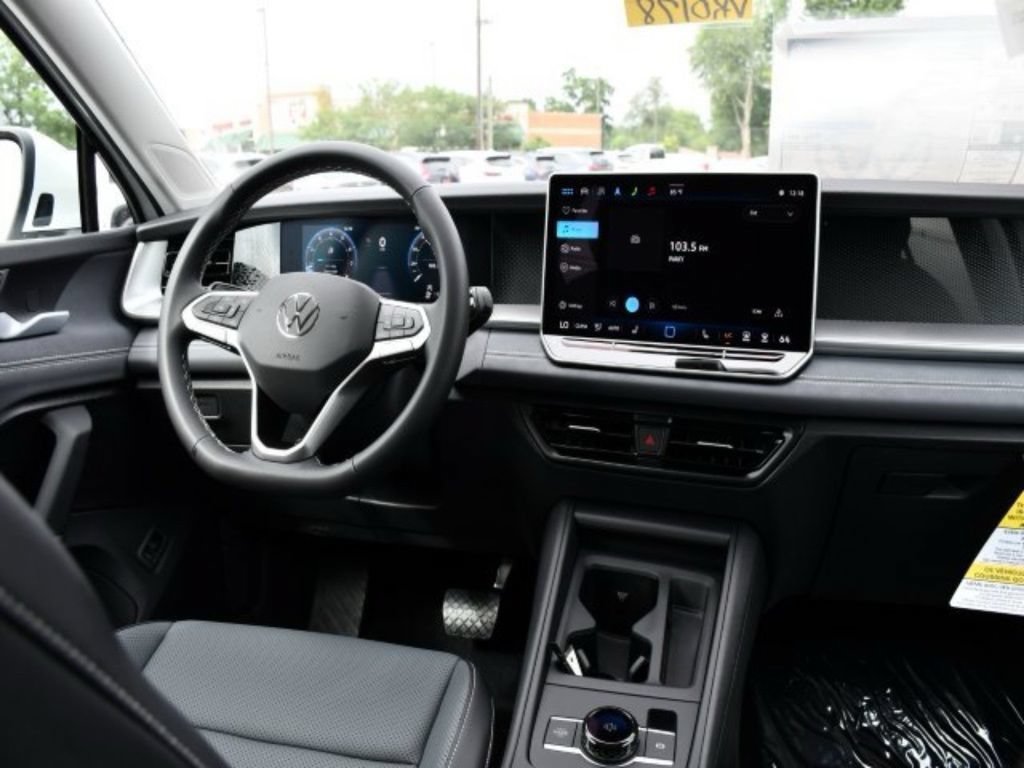 New 2025 Volkswagen Tiguan SE AWD/4WD image 18