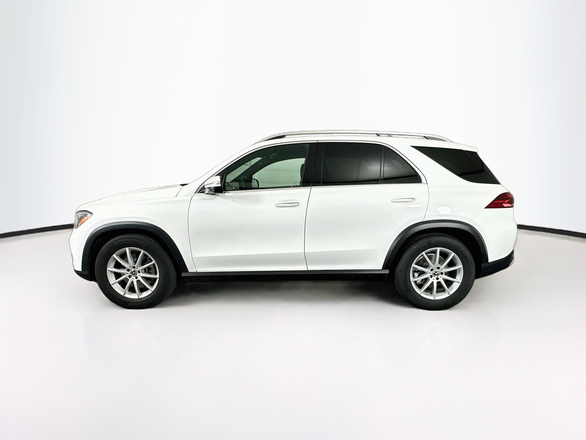 Used 2025 Mercedes-Benz GLE 350 4MATIC w/ Driver Assistance Package image 4