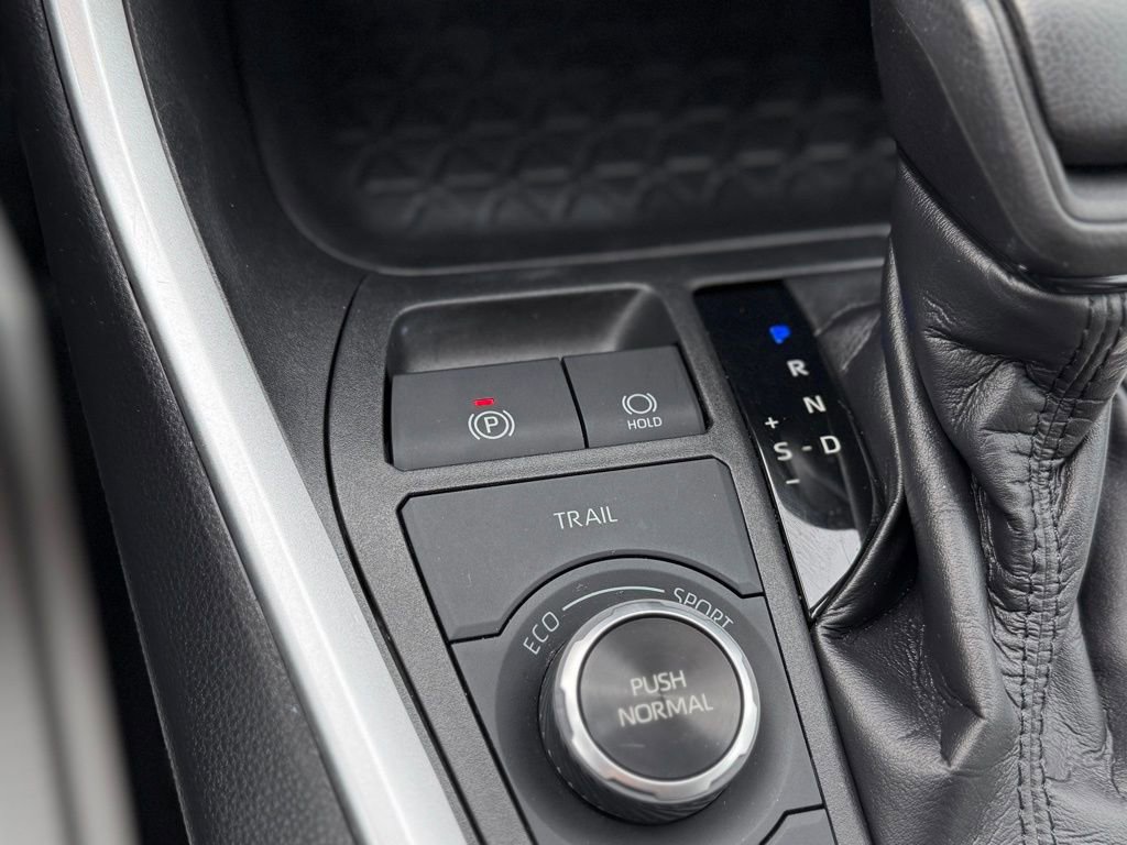 Used 2020 Toyota RAV4 XLE image 17