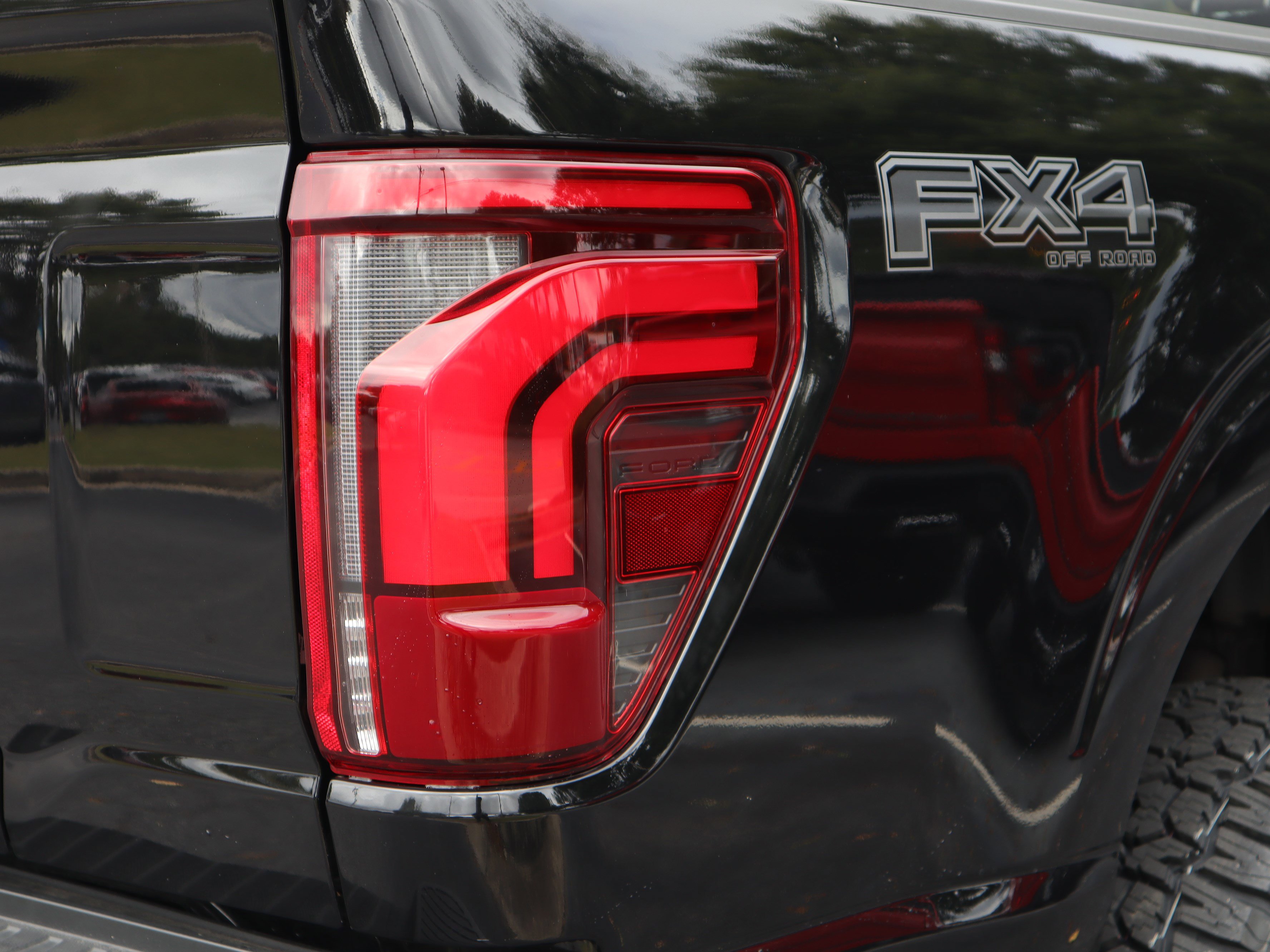 Used 2025 Ford F150 Lariat w/ Equipment Group 501A Mid image 19