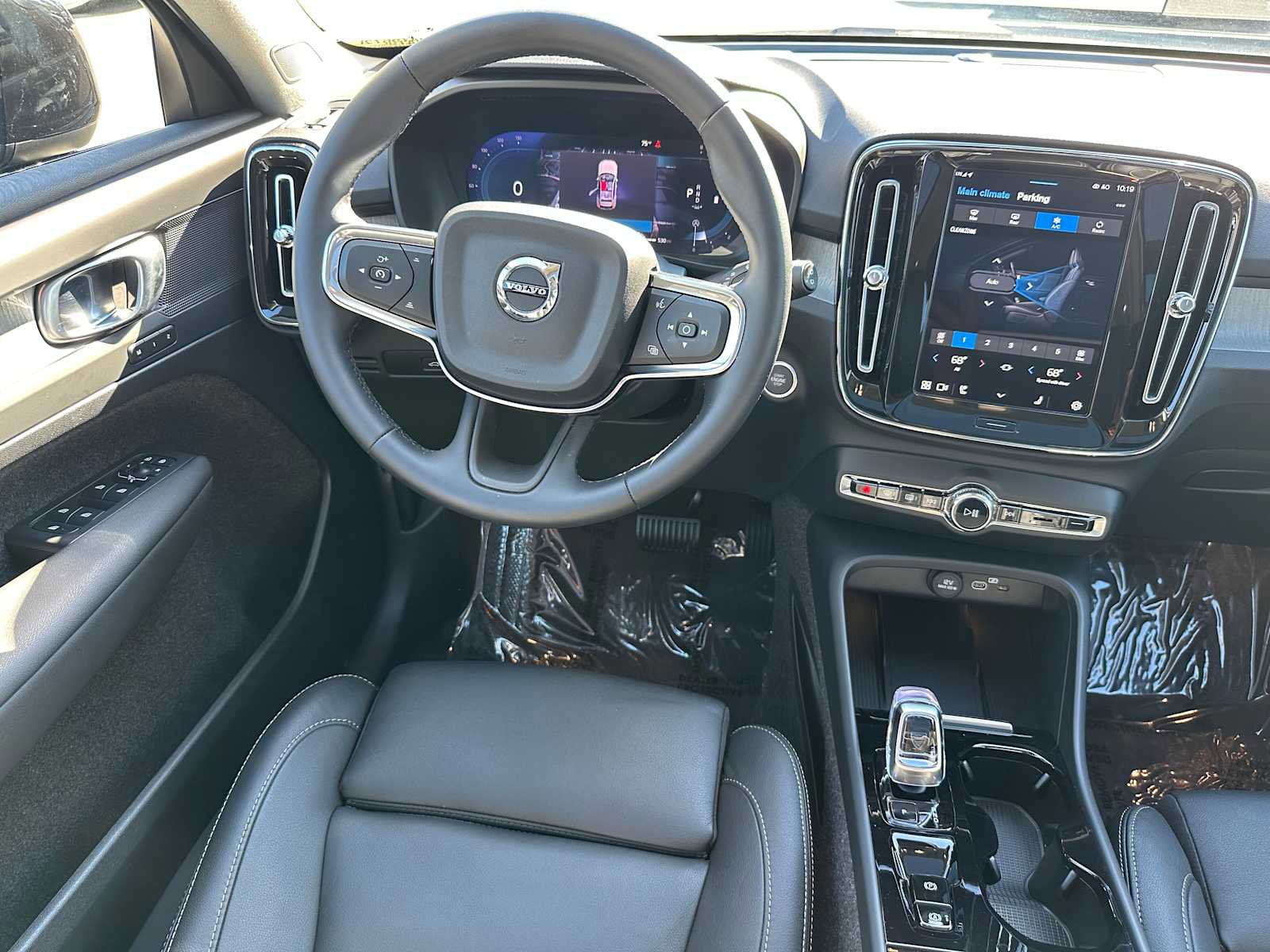 Used 2025 Volvo XC40 B5 Plus w/ Climate Package image 17