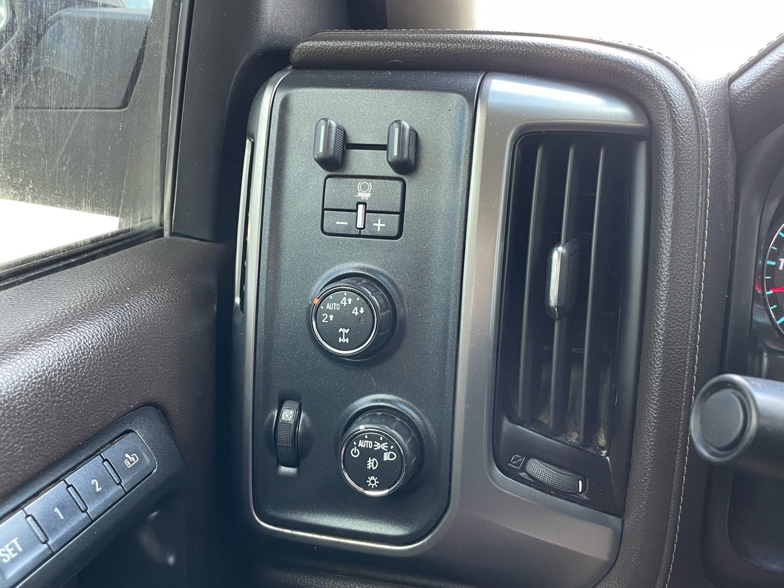 Used 2014 Chevrolet Silverado 1500 LTZ Z71 image 10