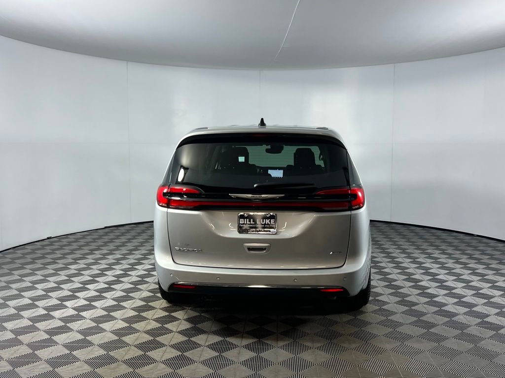 Used 2023 Chrysler Pacifica Touring-L w/ Uconnect Theater Family Group image 8