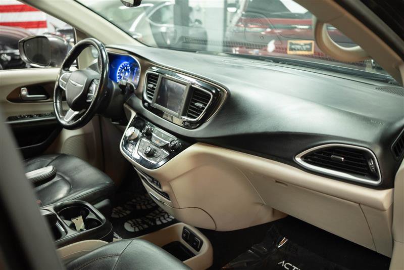 Used 2019 Chrysler Pacifica Touring-L FWD image 15