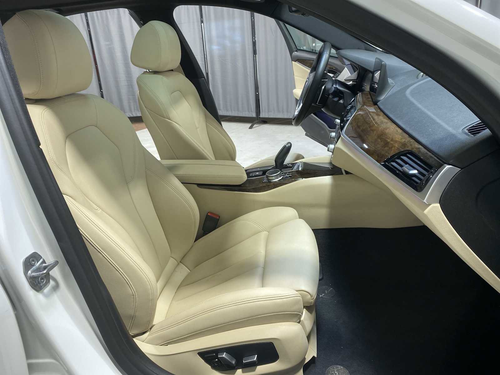 Used 2020 BMW 530i xDrive w/ Convenience Package image 14