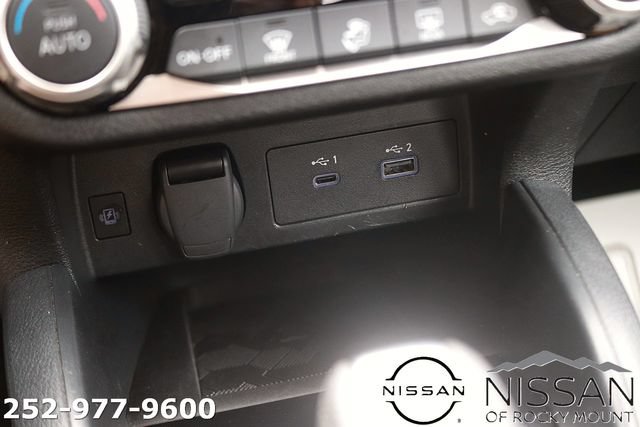 Used 2024 Nissan Versa SR FWD image 21