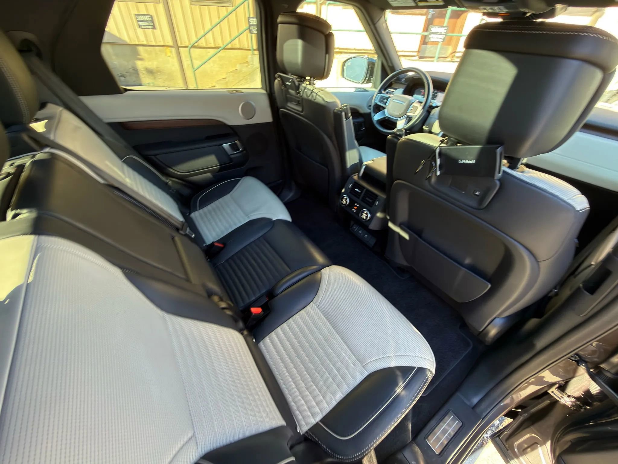 Used 2023 Land Rover Discovery Metropolitan Edition image 9