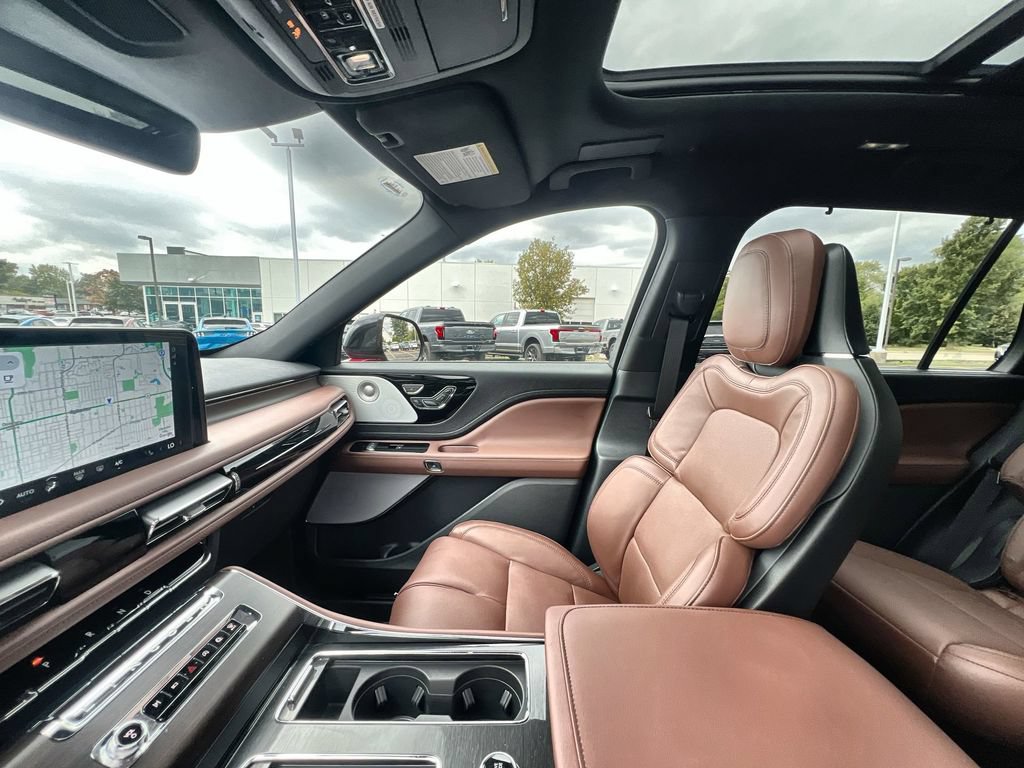 Certified 2025 Lincoln Aviator Reserve w/ Luxury Package RWD image 11