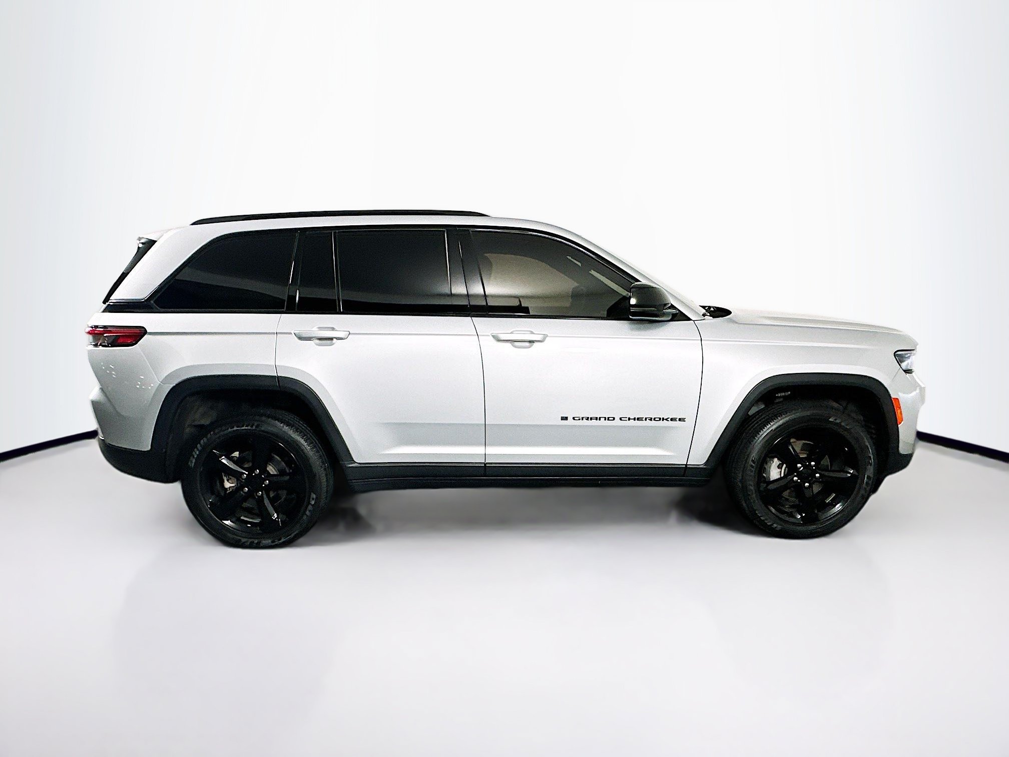 Used 2023 Jeep Grand Cherokee Altitude AWD/4WD image 10