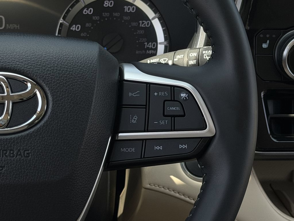 Used 2025 Toyota Highlander XLE AWD/4WD image 16