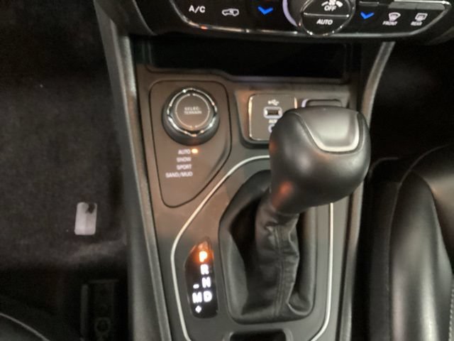 Used 2019 Jeep Cherokee Latitude Plus w/ Comfort/Convenience Group AWD/4WD image 16