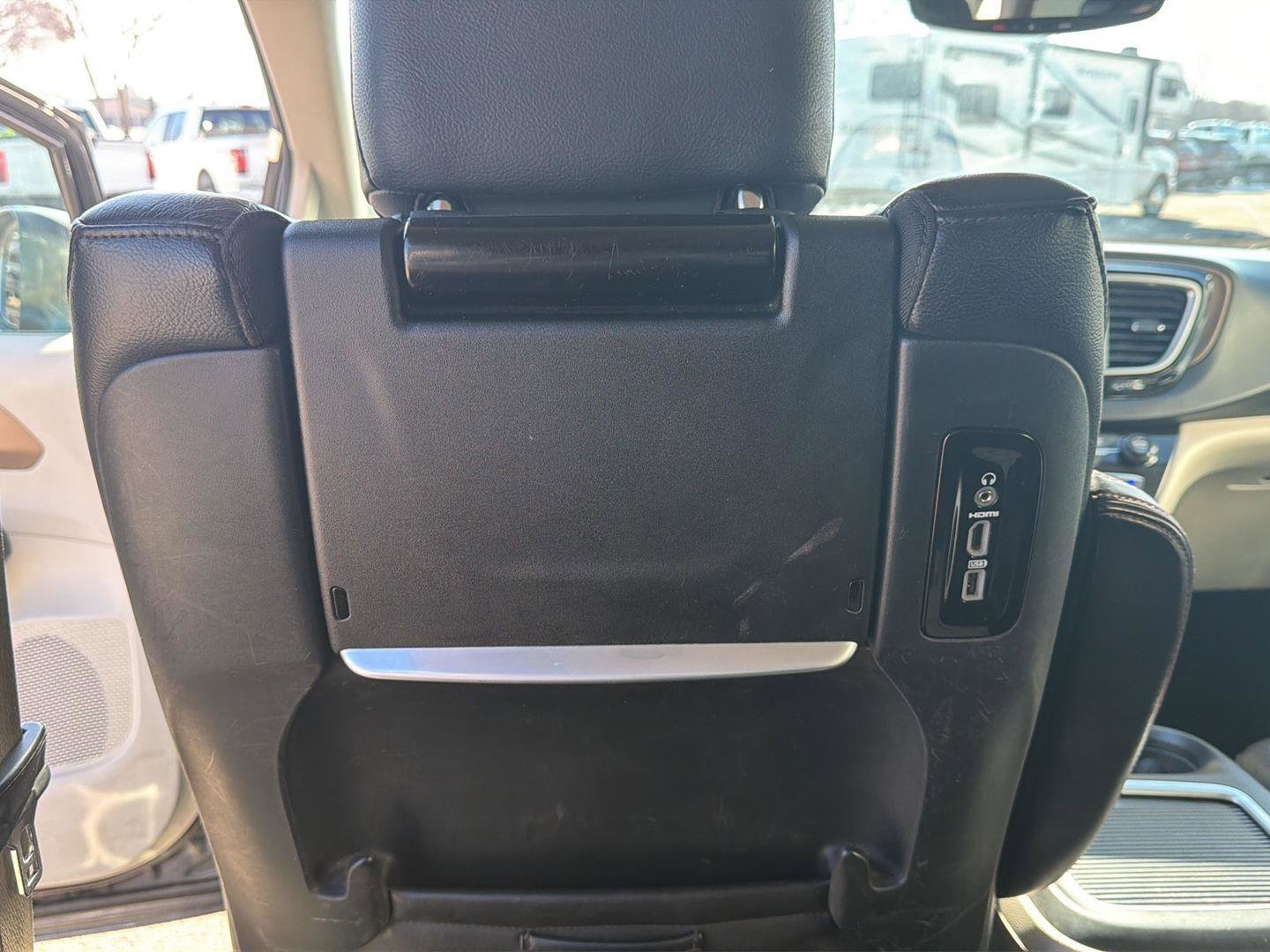 Used 2018 Chrysler Pacifica Touring-L Plus w/ Tire & Wheel Group FWD image 19