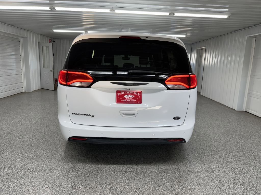 Used 2019 Chrysler Pacifica Touring-L Plus w/ S Appearance Package image 5