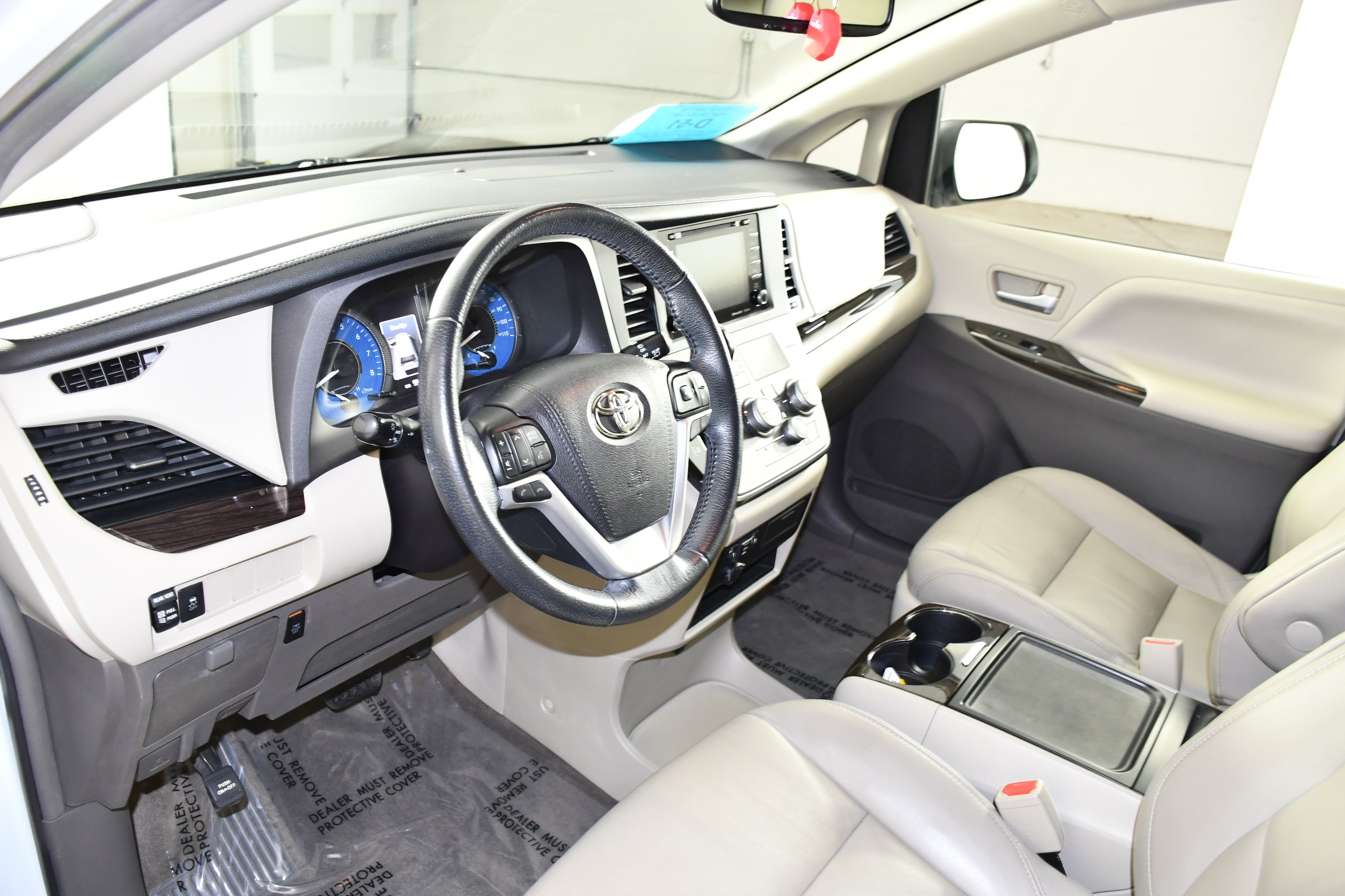Used 2018 Toyota Sienna XLE FWD image 2