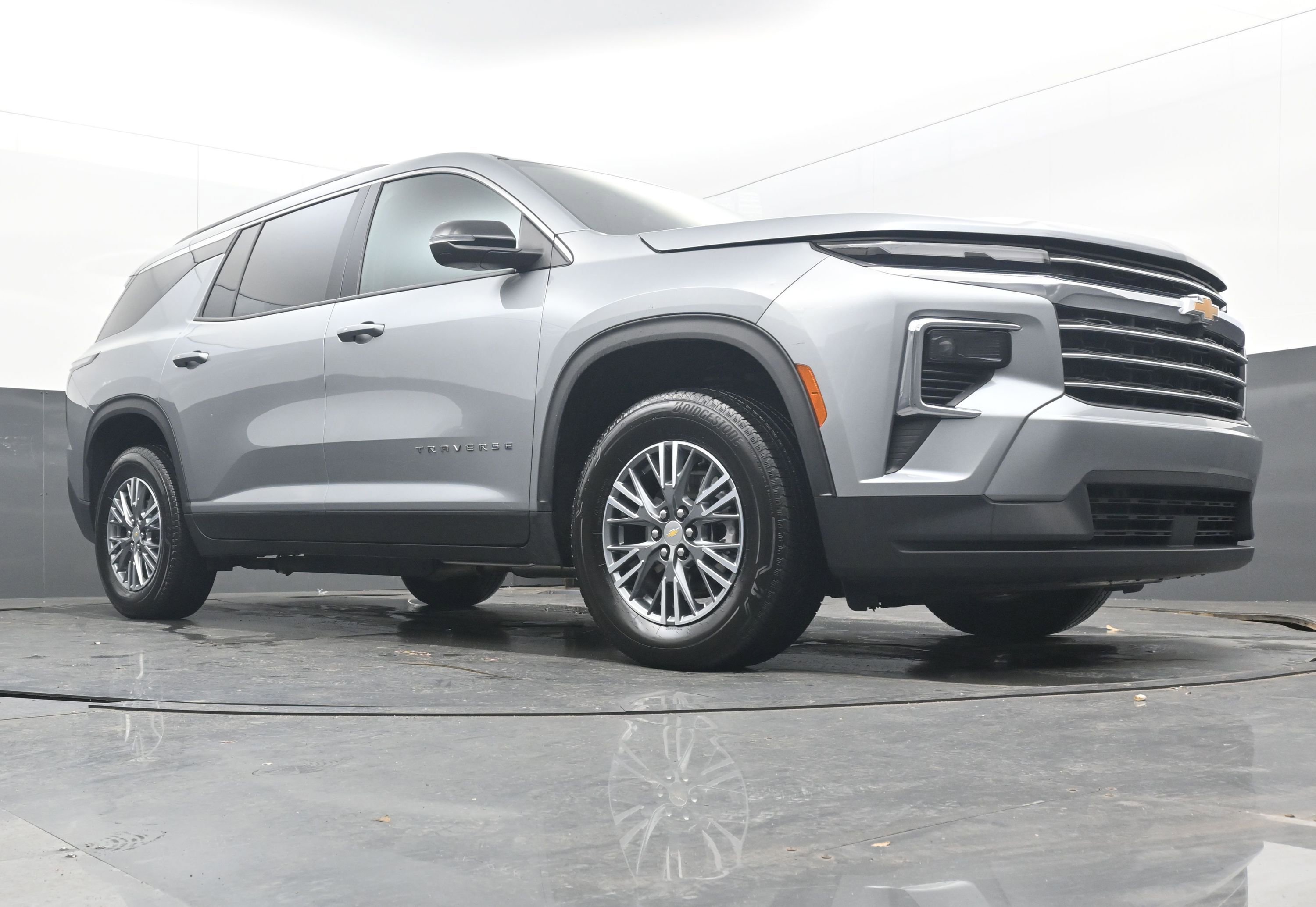 Used 2025 Chevrolet Traverse LT image 11