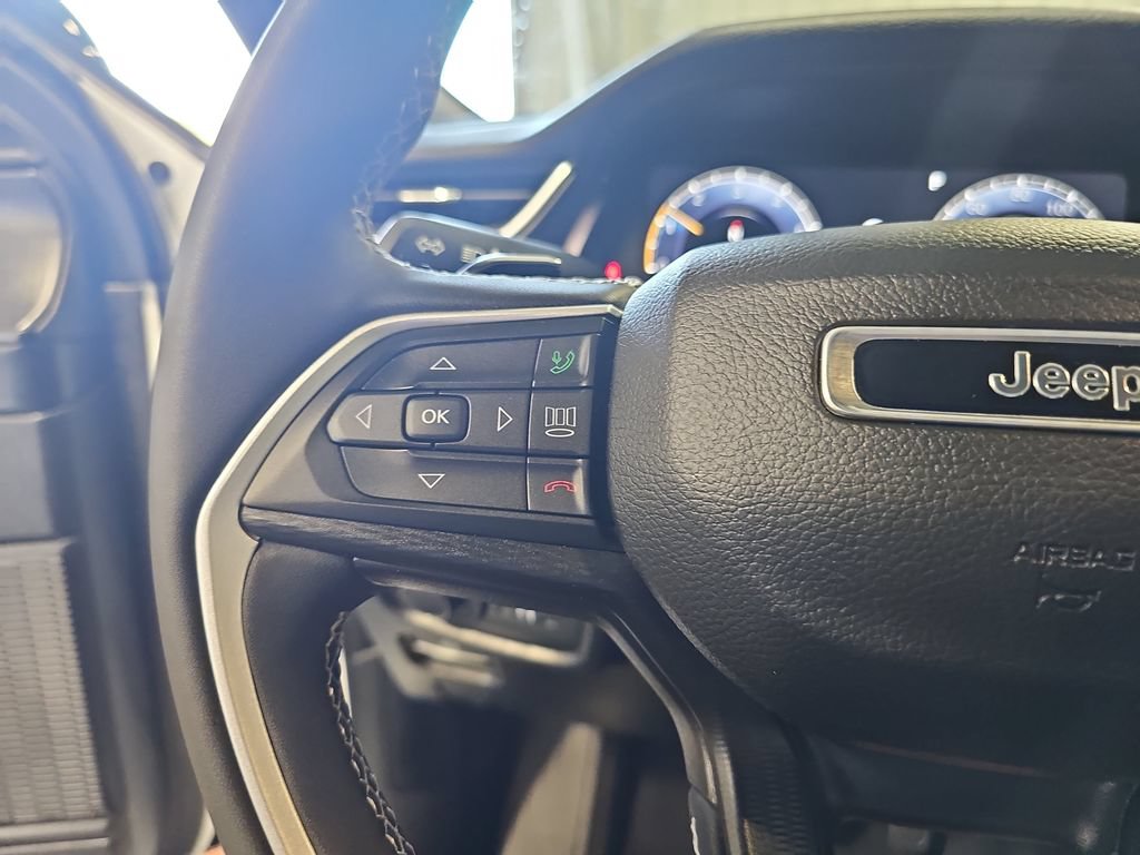 Used 2023 Jeep Grand Cherokee Altitude AWD/4WD image 16
