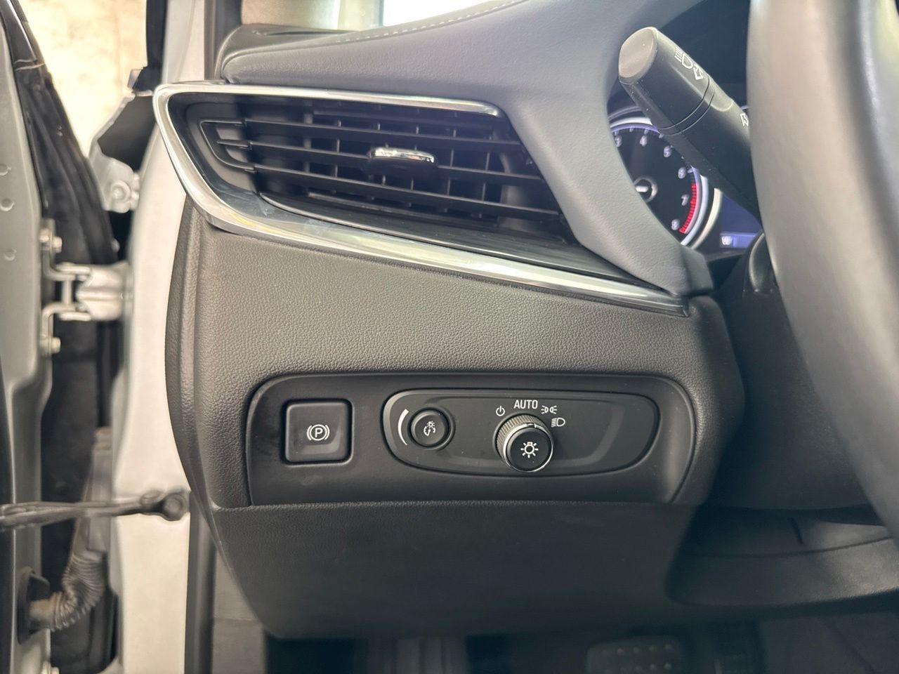 Used 2020 Buick Enclave Essence AWD/4WD image 35