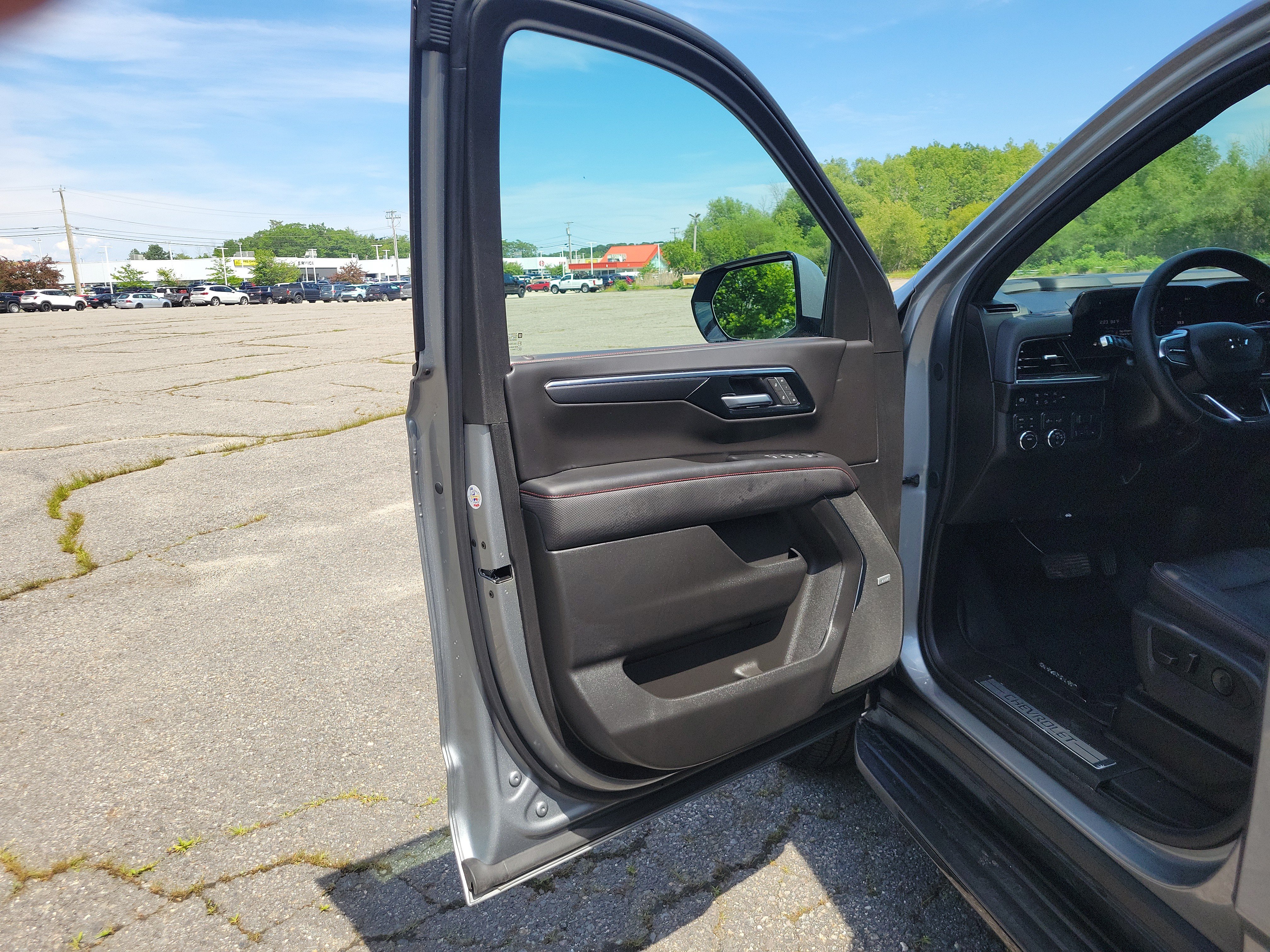 Used 2025 Chevrolet Suburban RST w/ Comfort Package AWD/4WD image 15