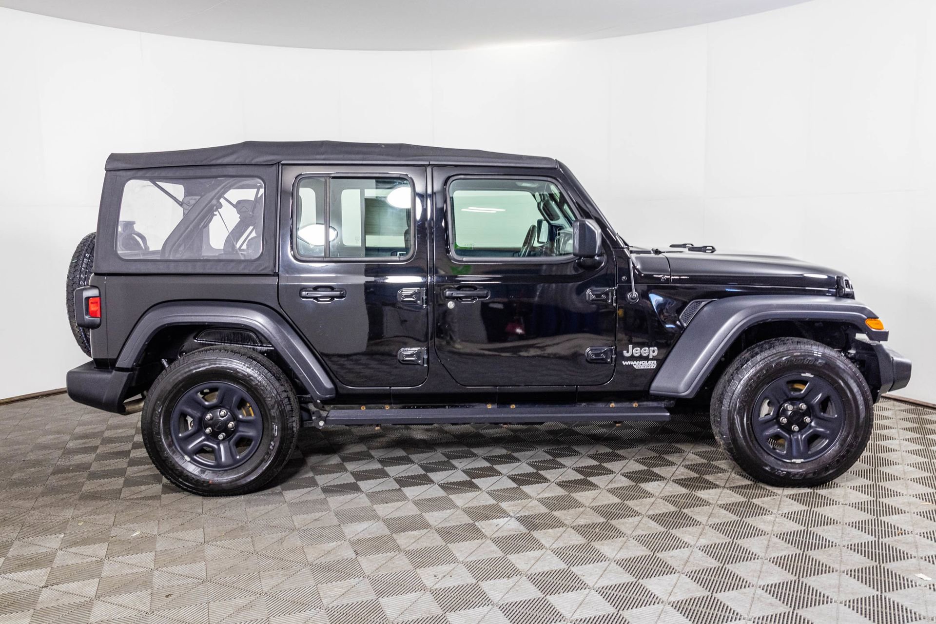 Used 2018 Jeep Wrangler Unlimited Sport image 8