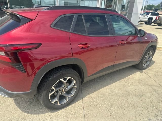 Used 2024 Chevrolet Trax LT w/ Driver Confidence Package FWD image 3
