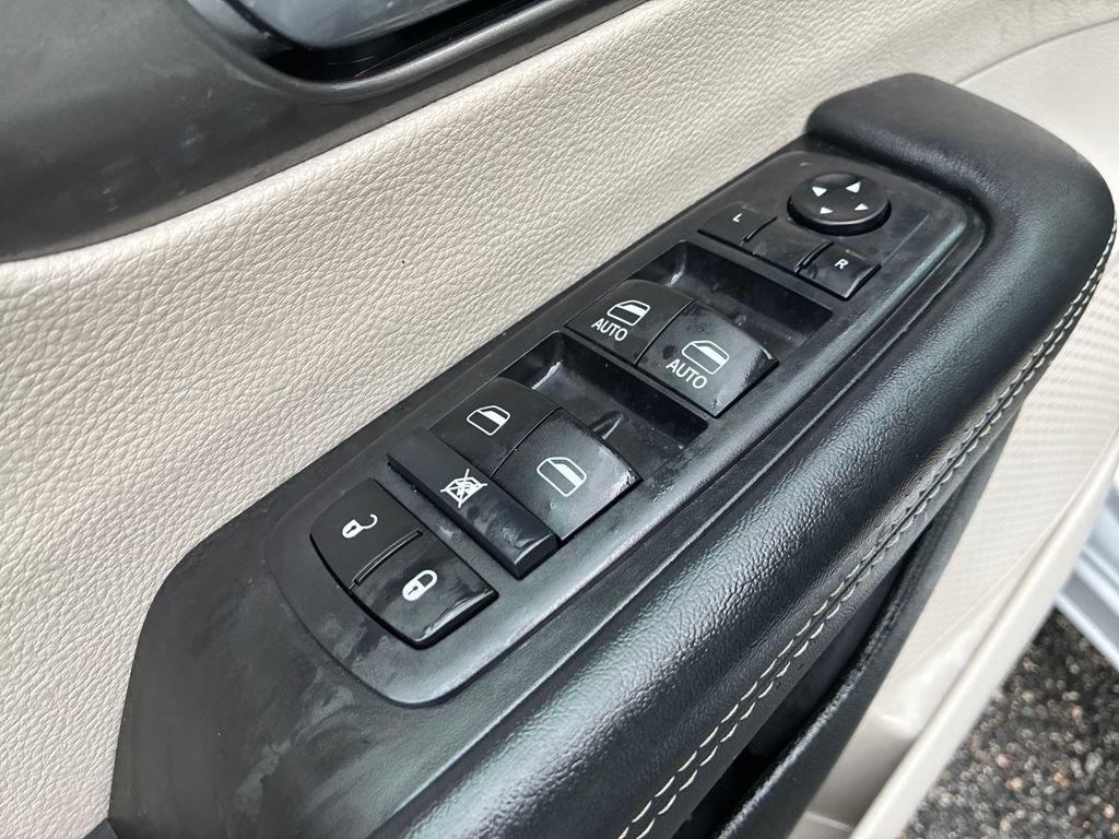 Used 2024 Chrysler Pacifica Touring-L image 12