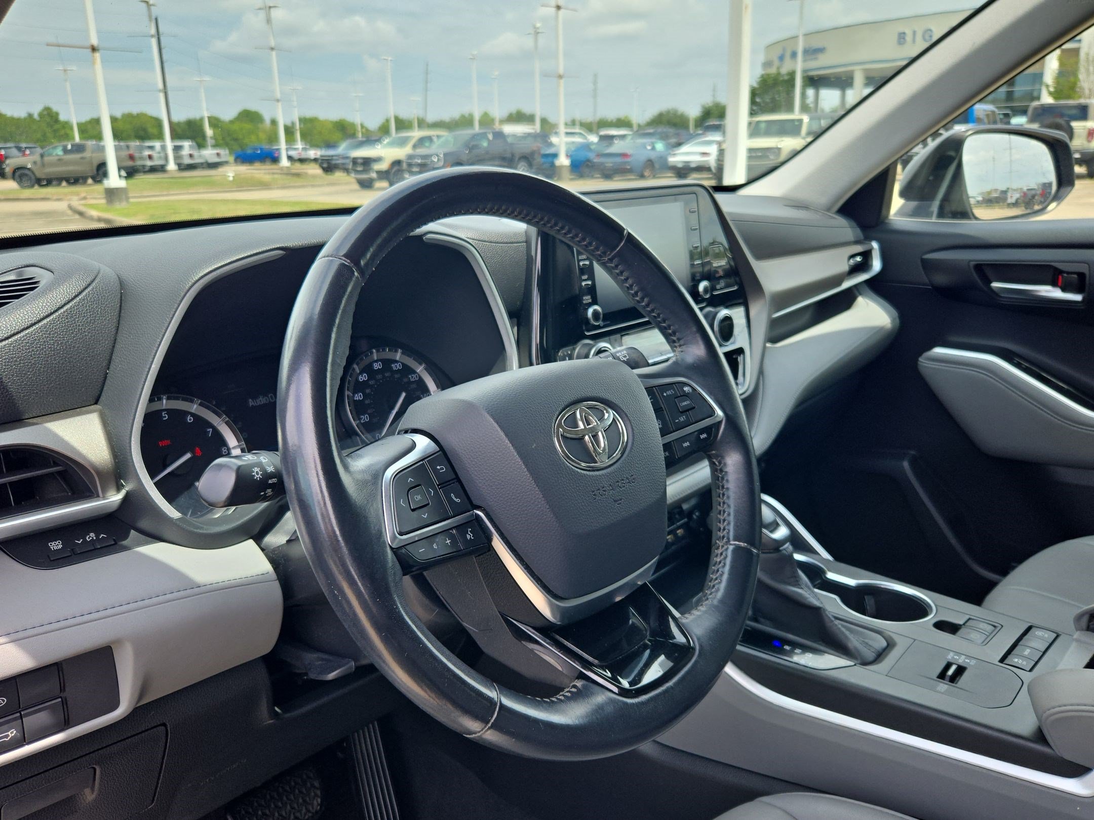 Used 2020 Toyota Highlander XLE FWD image 16