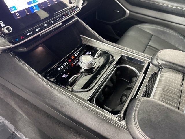 Used 2024 Jeep Wagoneer L Series III w/ Flexible Seating Group AWD/4WD image 17