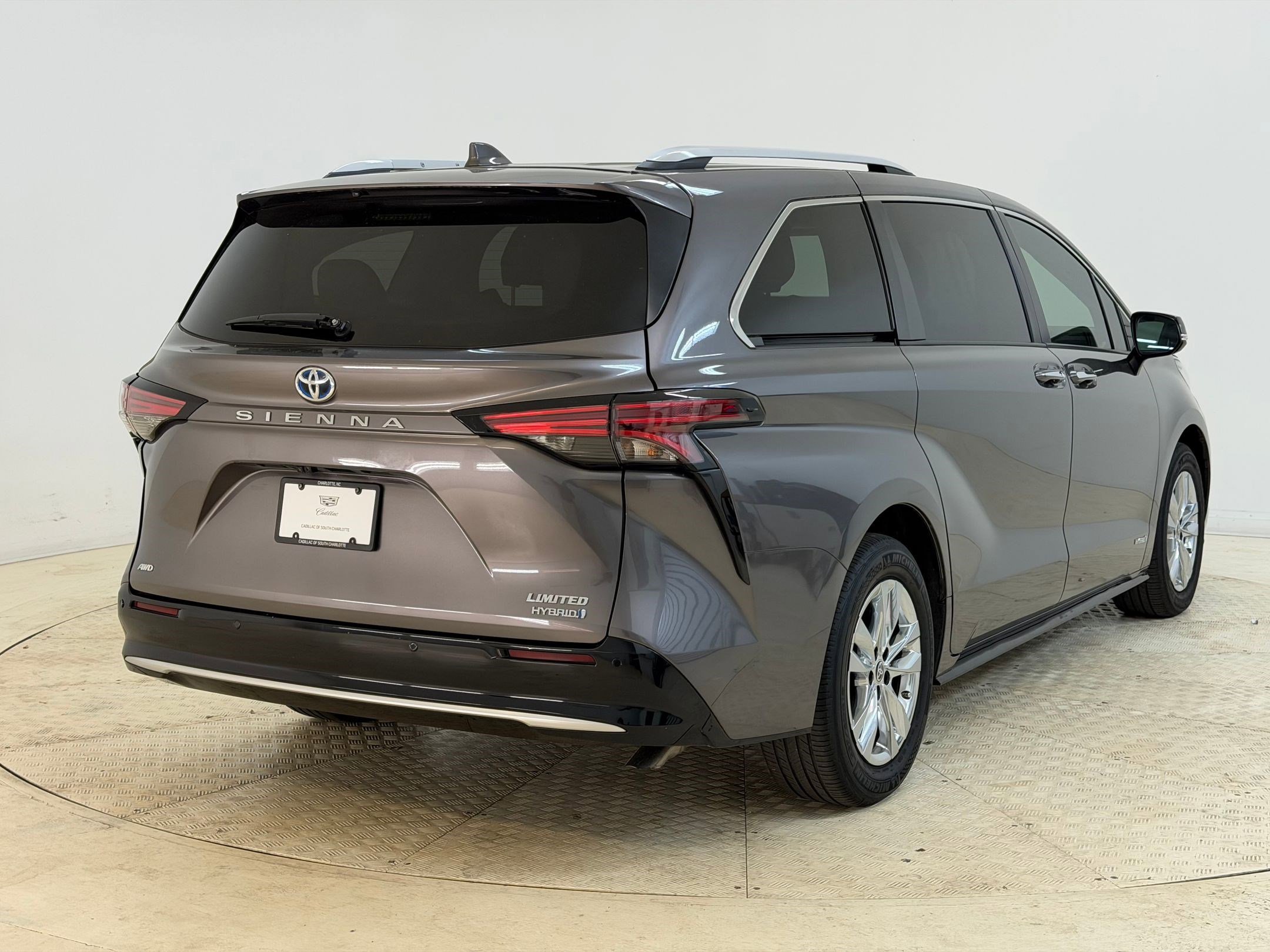 Used 2021 Toyota Sienna Limited image 9