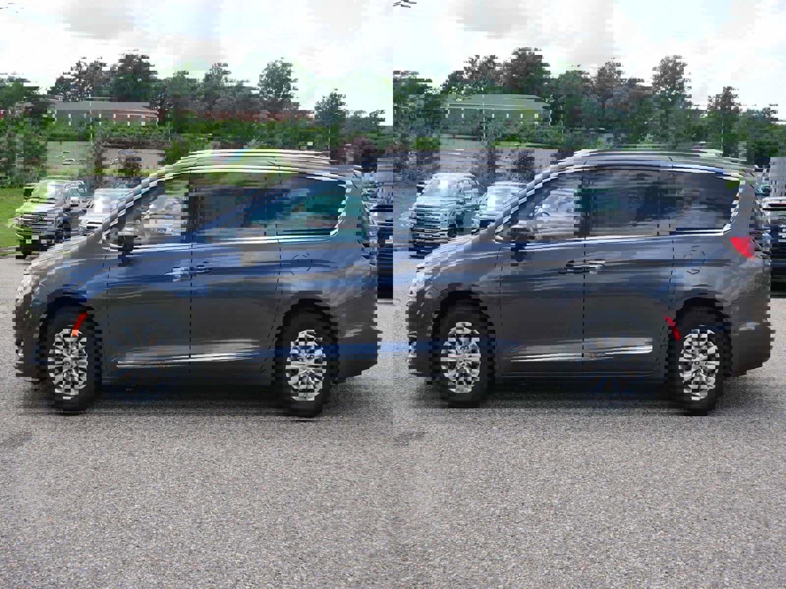 Used 2019 Chrysler Pacifica Touring-L w/ Advanced Safetytec Group image 4