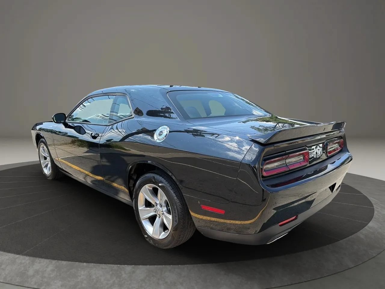 Used 2022 Dodge Challenger SXT RWD image 7