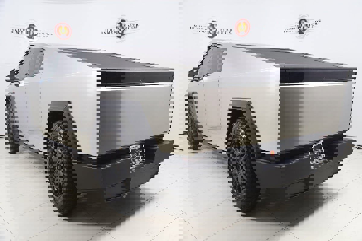 Used 2024 Tesla Cybertruck AWD Crew Cab image 4