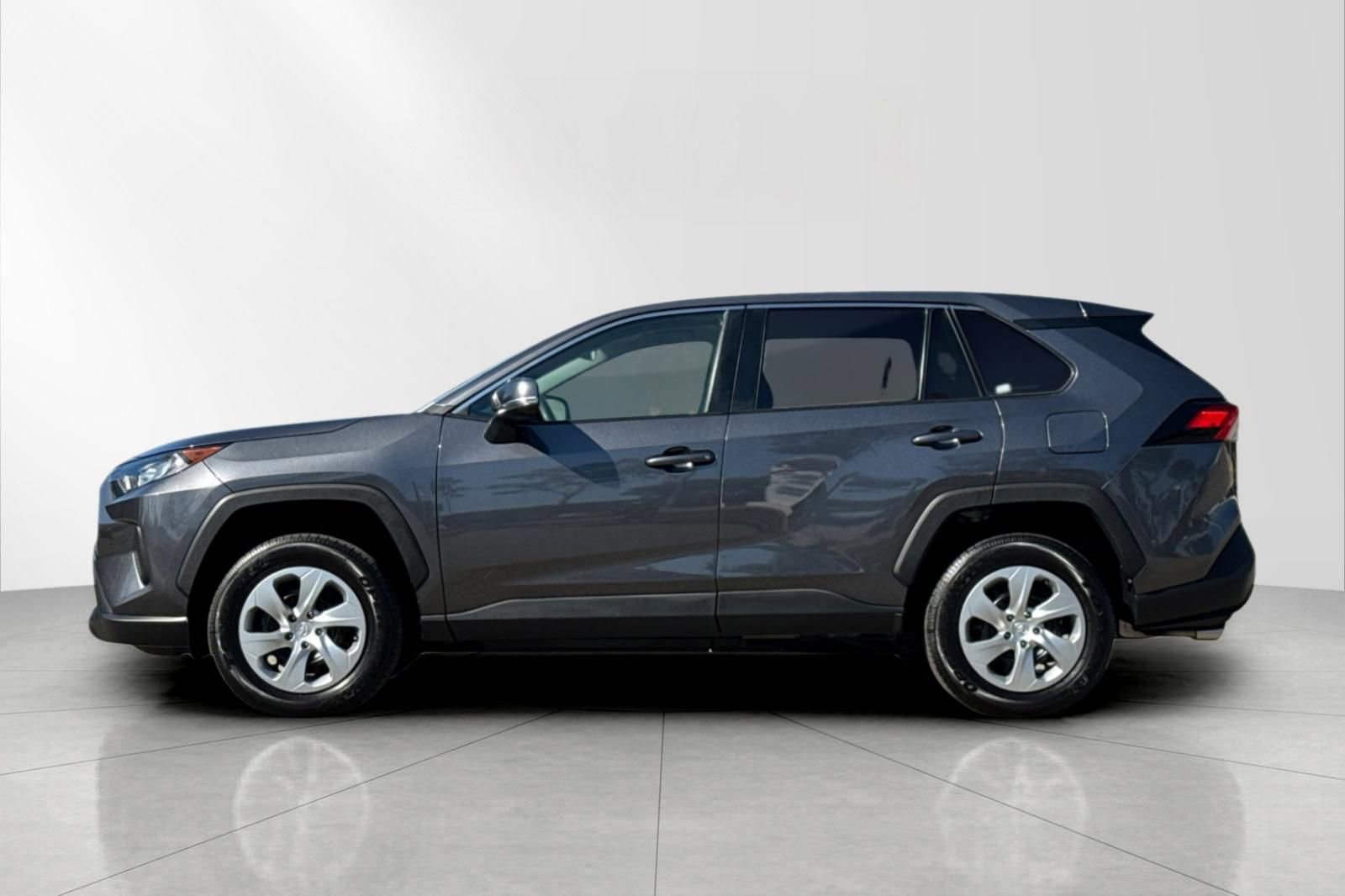 Used 2022 Toyota RAV4 LE image 7