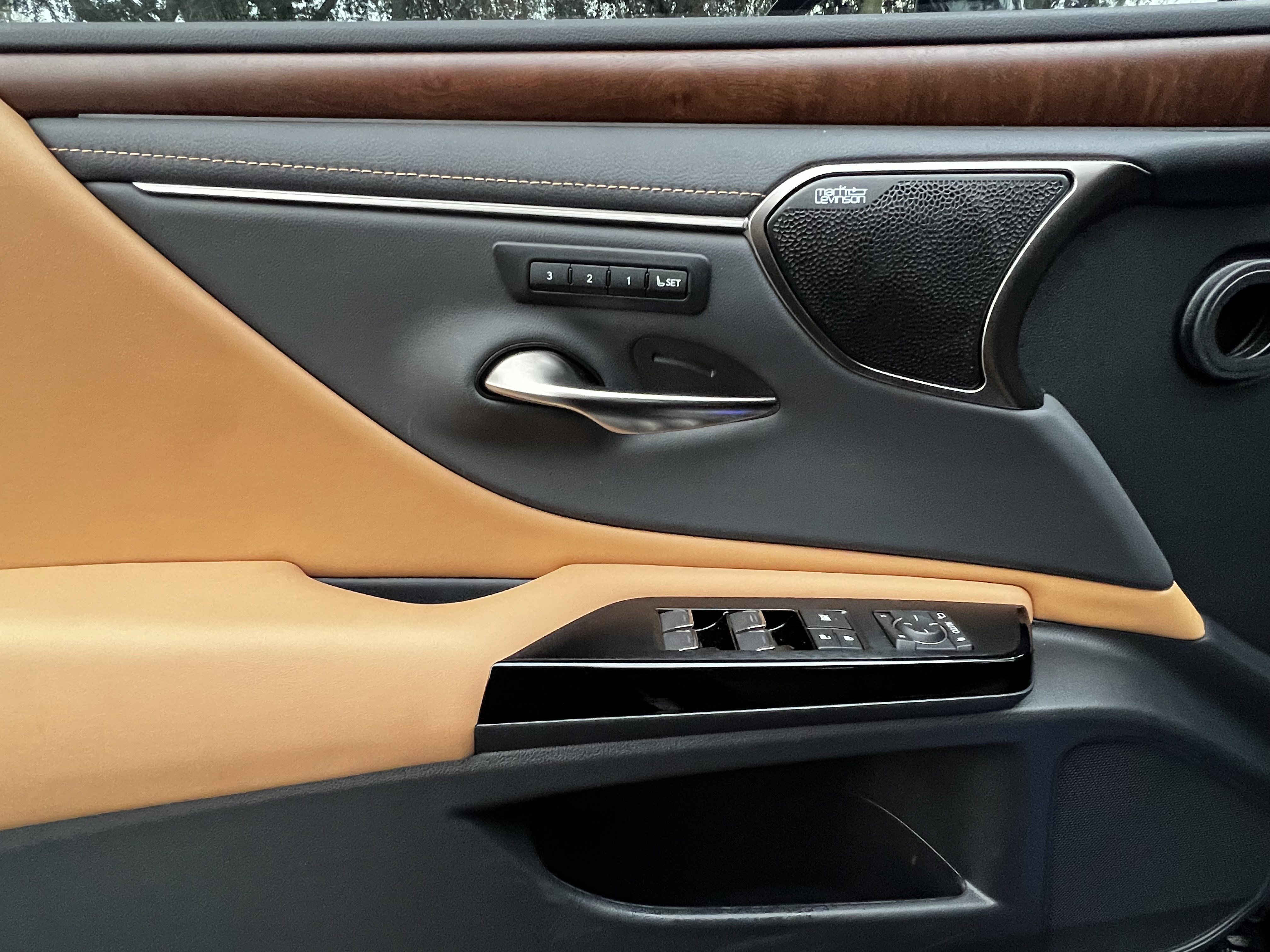 Used 2024 Lexus ES 300h Ultra Luxury image 13