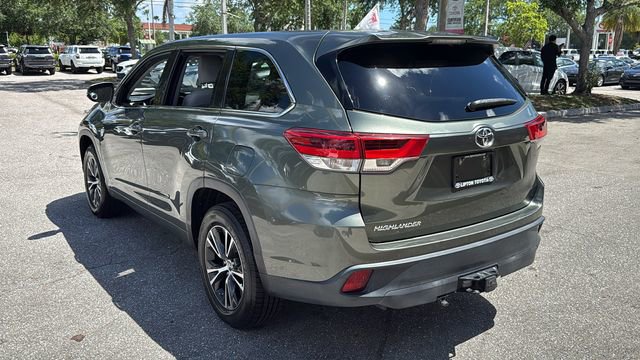 Used 2017 Toyota Highlander LE FWD image 5