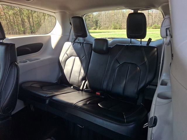 Used 2023 Chrysler Pacifica Touring-L FWD image 11