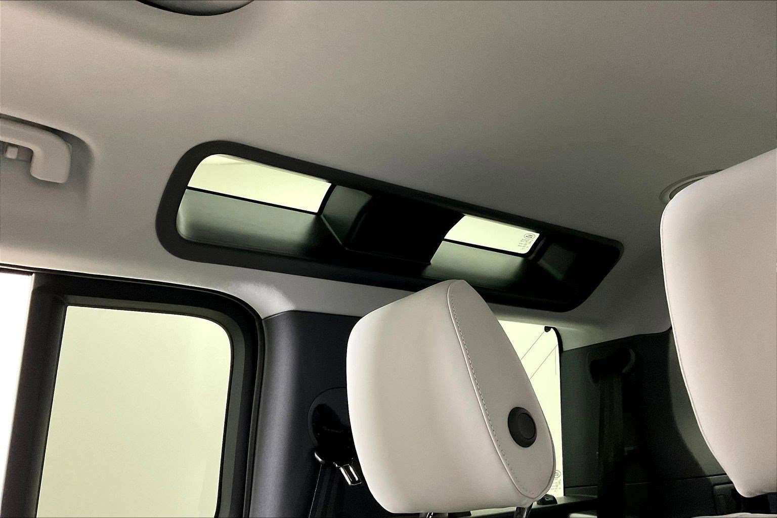 Used 2025 Land Rover Defender 110 X-Dynamic SE image 37