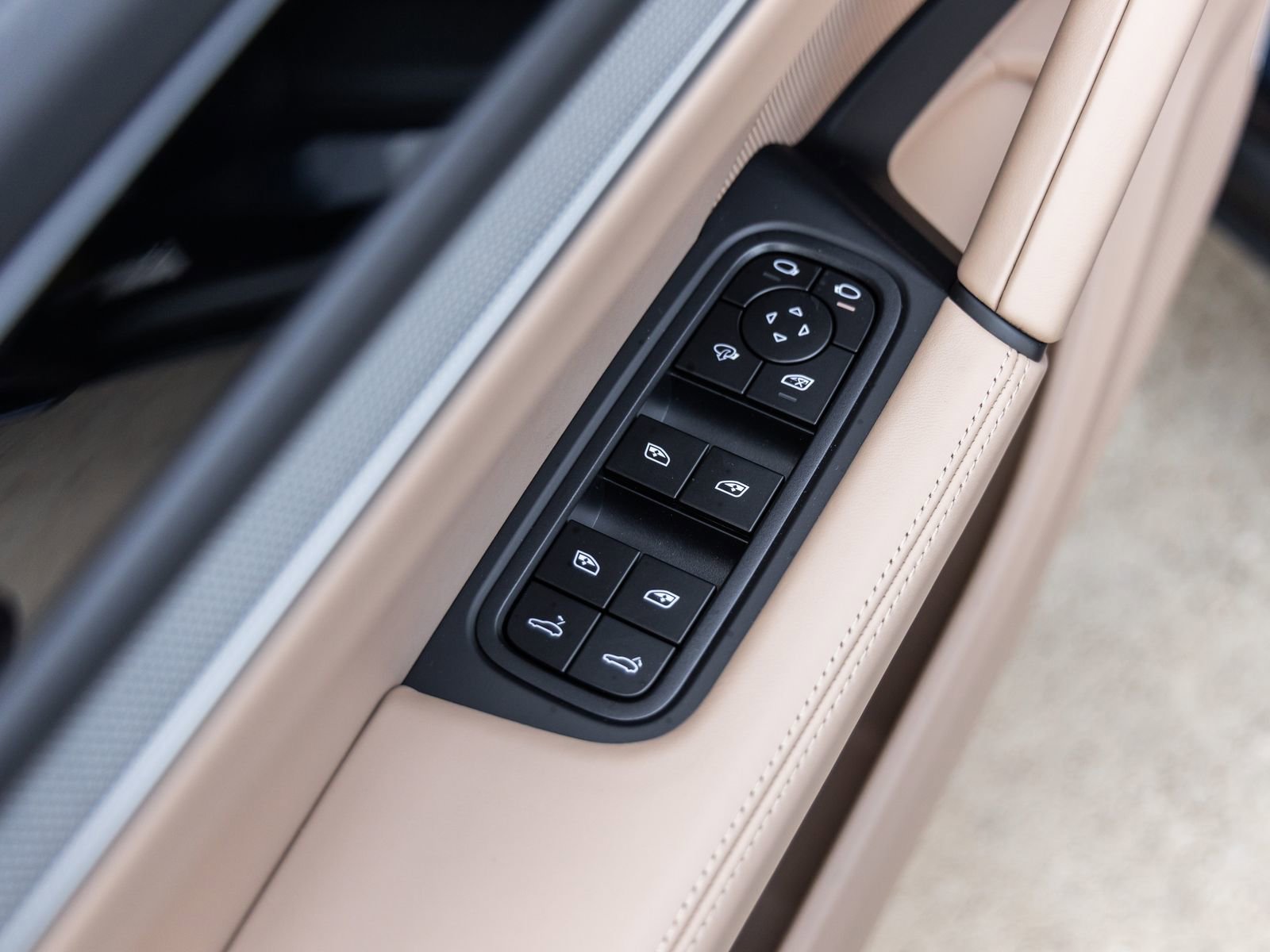 Certified 2025 Porsche Cayenne S AWD/4WD image 22