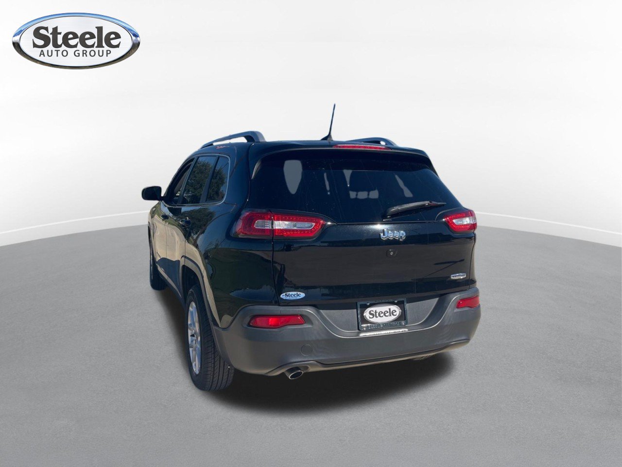 Used 2017 Jeep Cherokee Latitude FWD image 2